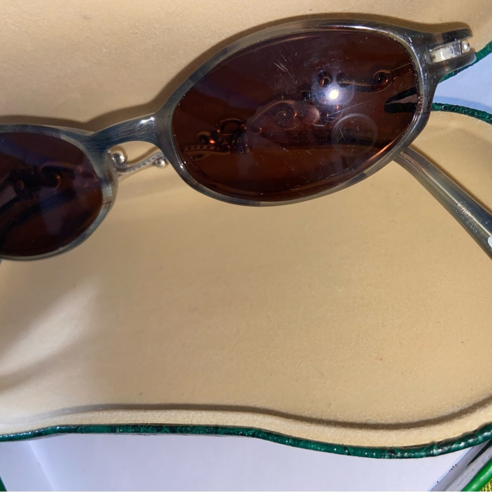 Chic Retro Oval Shaped 90’s Sunglasses w/Green Alligator Case, Very Minor Wear🎄 - Picture 3 of 16
